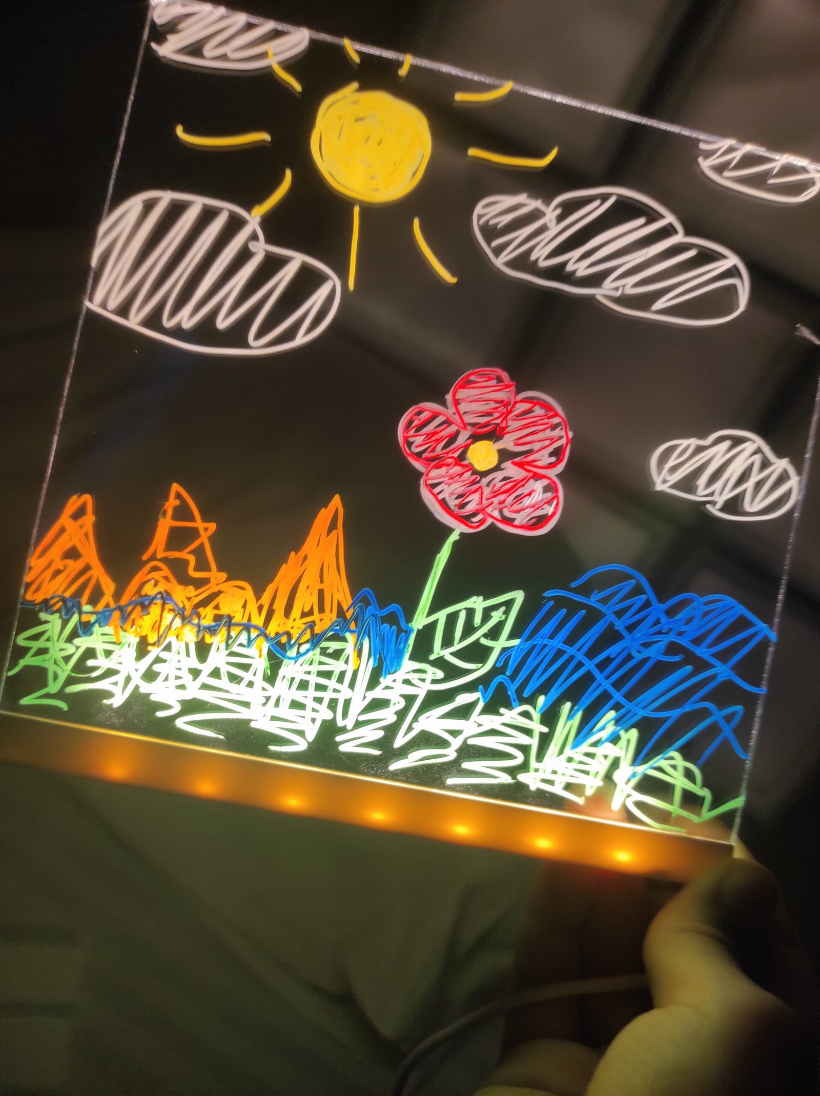 Foto de la reseña de Carlos M. mostrando el LumiBoard en casa