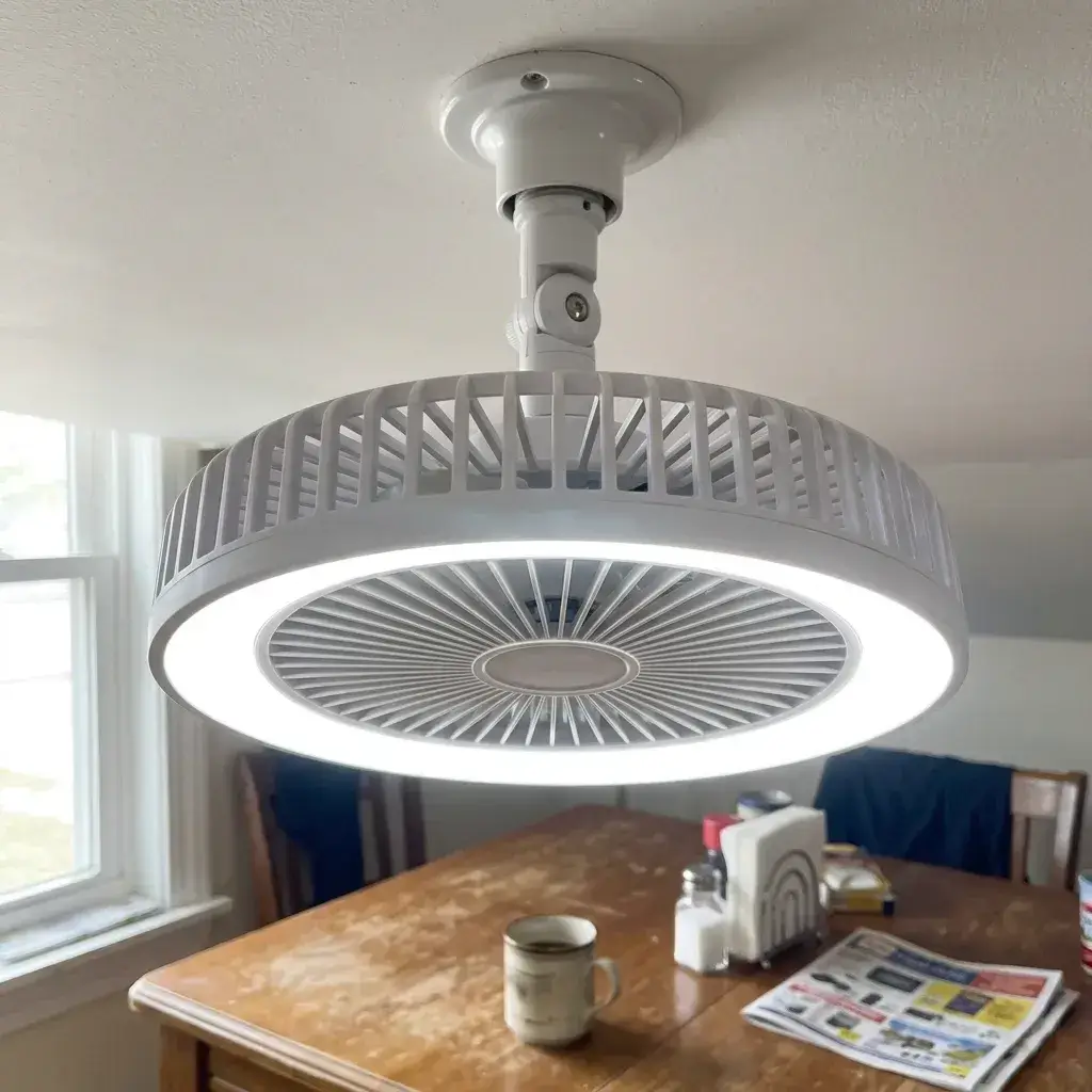 Ventilador de techo LED y mando a distancia sujetados en las manos, en un despacho en casa