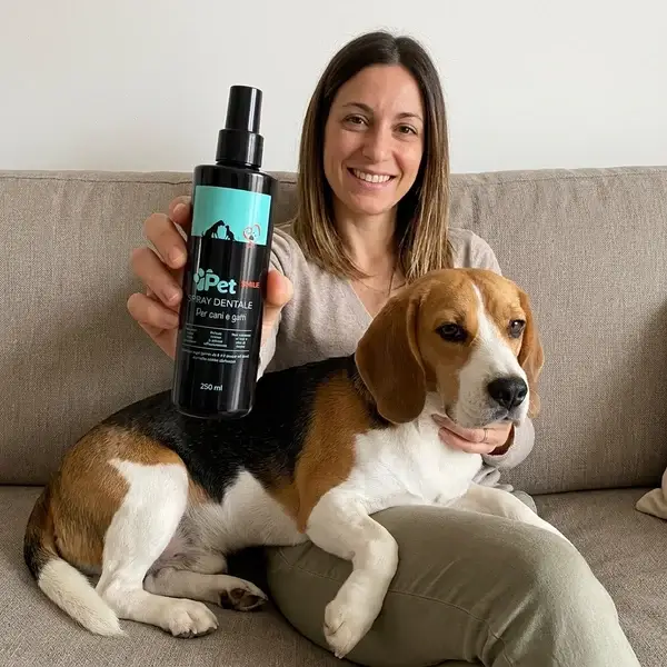 Πελάτισσα με τον σκύλο της Beagle και το μπουκάλι Pet Smile