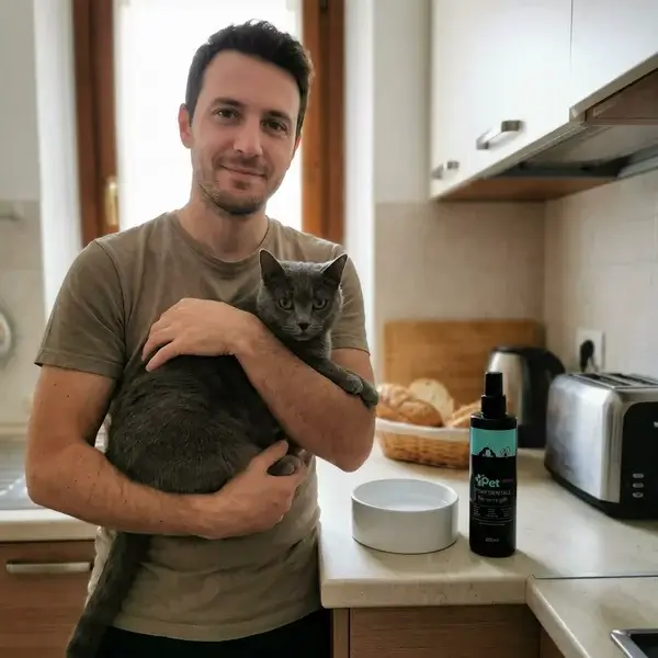 Πελάτης με τη γάτα του και το σπρέι Pet Smile